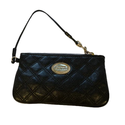 Muñequera/bolsa pequeña de cuero acolchado negro THE SAK Foto 1 de 4