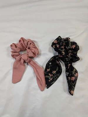 Pack de 2 flores crujientes con lazo rosa negro Foto 1 de 3