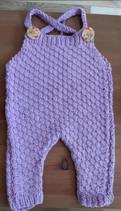 Latzhose Handmade Baby Mädchen Lila Blumen - Bild 1 von 2
