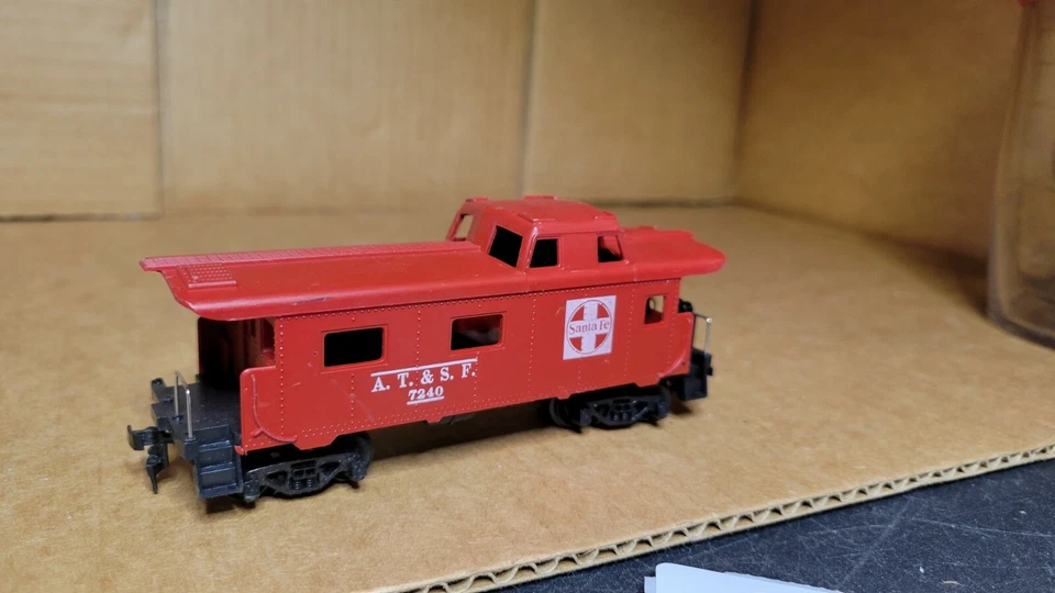 P17 HO Scale Train  ATSF SANTA FE CABOOSE 7240 aspp red - Image 1 of 1
