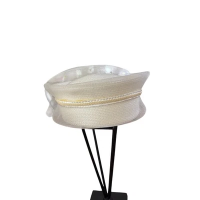 Fascinador de malla marfil con brillantes pedrería — Elegante y nuevo sin etiquetas Foto 1 de 3
