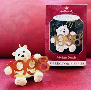 Hallmark Keepsake Ornament 1998 Fabulous Decade Polar Teddy Bear #9 in Serie - Bild 1 von 3