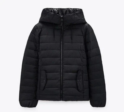 Abrigo acolchado reversible negro Zara para mujer cremallera completa con bolsillos con capucha grande Foto 1 de 4