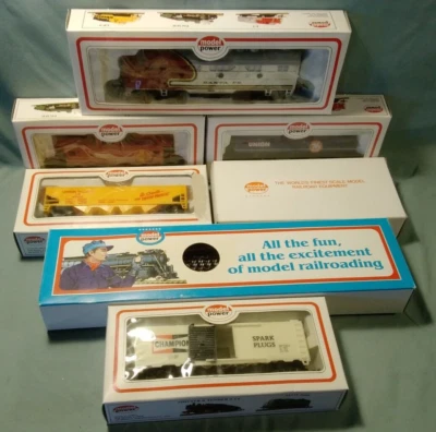 MODEL POWER HO SCALE, SILVER CLOUD TRAIN SET, 1 engine &  3 cars and 1 caboose - Image 1 of 4