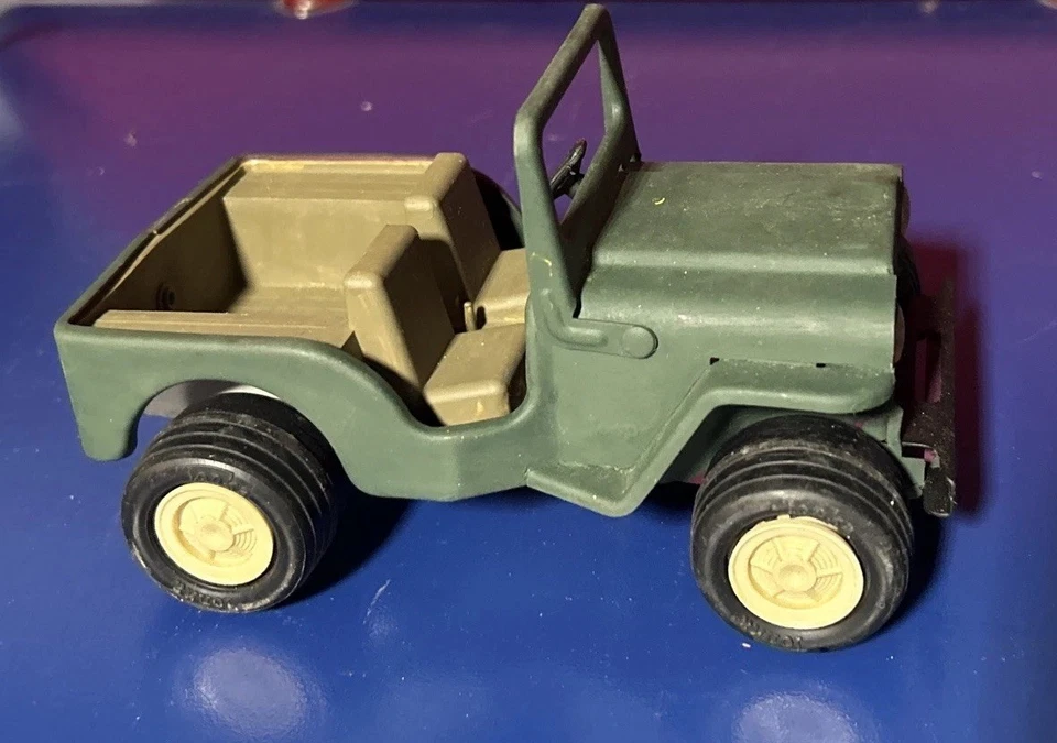 Camión verde militar vintage años 60 • TONKA Jeep Army • metal prensado EE. UU. Foto 1 de 4