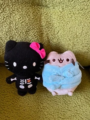 Lote de Gatinho de Pelúcia Gordinha Pusheen em Roupão Azul e McDonald’s Preto Hello Kitt - Imagem 1 de 4