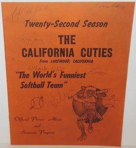 The California Cuties: signiert (8) Autogramm 1970 Softball-Team-Programm - Bild 1 von 12
