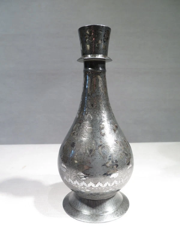 ANCIEN VASE DE NARGUILE EN METAL INCRUSTE ARGENT DECOR ORIENTAL INDE EPOQUE XIX - Photo 1/1