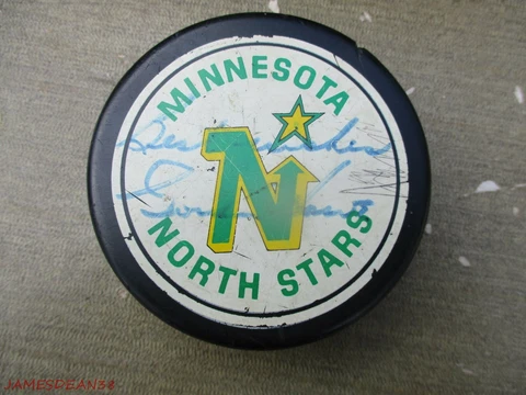 TRENCH MFG MINNESOTA NORTH STARS HOCKEY PUCK GORDIE HOWE AUTOGRAPH ?? Cover