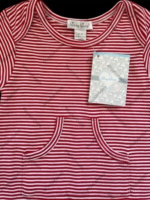 Macacão Kissy Kissy Novo com etiquetas listra vermelha/branca bolso canguru algodão pima-0-3 mos - Imagem 1 de 4