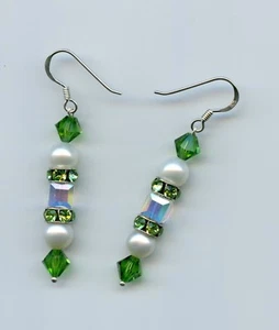 Orecchini in argento sterling con cristalli verdi e perle bianche (disegni JoBe) - Foto 1 di 2