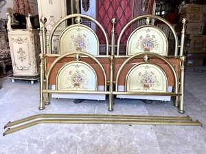 PRESTIGIOSO LETTO MATRIMONIALE IN OTTONE MASSICCIO VINTAGE DIPINTO - Foto 1 di 10