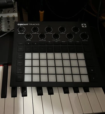 Novation Circuit Tracks Groovebox mit Synths, Drums, und Sequencer - Schwarz - Bild 1 von 2