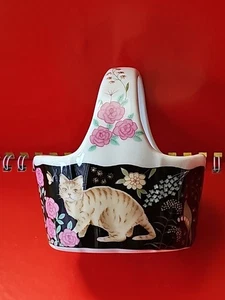Baratija de porcelana blanca hecha en Japón cesta de 3x4" con rosas y gato atigrado amarillo - Imagen 1 de 7