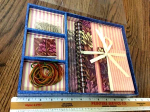 Vintage Büro Schreibtisch Geschenkset 1998 Neu aus altem Lagerbestand Tagebuch Bleistift Radierer Clip DS Max wie abgebildet - Bild 1 von 6