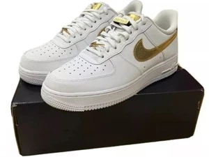 NIKE AIR FORCE 1 METALIC /GOLD/WHITE MEN SIZE 8.5🔥🔥🔥 - Picture 1 of 11