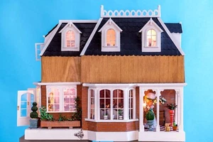 Dollhouse complete with furnitures and miniatures - Picture 1 of 23