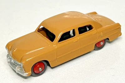 Dinky Toys No. Ford Sedán 170 - Tostado Foto 1 de 4