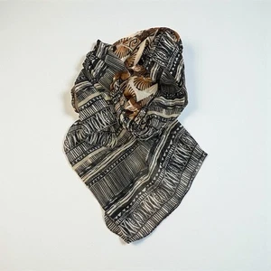 Bufanda de poliéster hecha en la India para mujer color tostado/negro estampado tribal abstracto - Imagen 1 de 3
