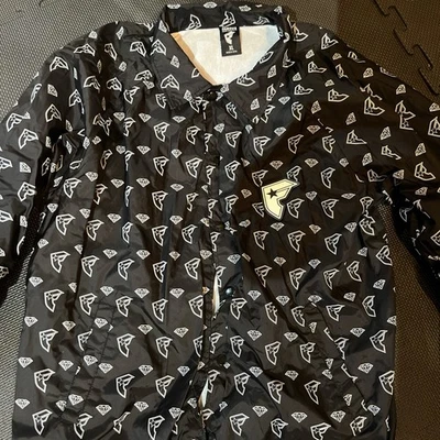 Chaqueta a Presión Y2K Famosas Estrellas y Correas Monograma Rompevientos Mediana Foto 1 de 4