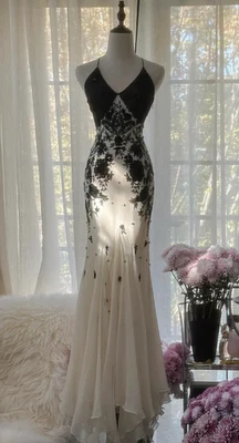 Gothic Mermaid Wedding Dresses V Neck Lace Appliques Full Length Bridal Gowns - Image 1 of 4