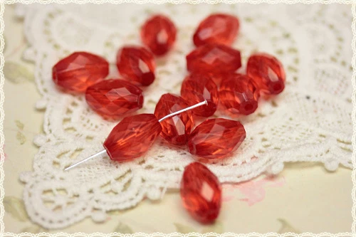 50pz Perle ovale colore rosso trasparente, plastica  sfaccettato 1,7 X 1,1 cm - Immagine 1 di 1