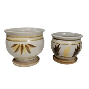 Set 2/Fioriere in ceramica gres dipinte a mano giallo tortora marrone strisce floreali - Foto 1 di 5