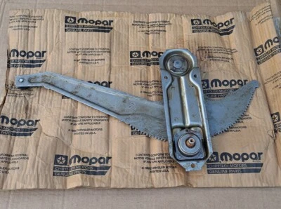 Newport St. Regis Gran Fury 1979-1981 NOS MoPar regulador de ventana delantero derecho Foto 1 de 2