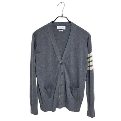 Cardigã Thom Browne 4 barras lã merino 2157 149281066 - Imagem 1 de 4
