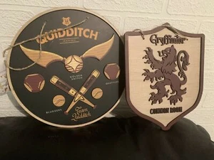 Puerta de madera Harry Potter / Colgador de pared Hogwarts Gryffindor / Regalo del equipo de Quidditch - Imagen 1 de 8