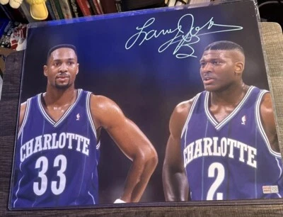 Foto brillante firmada por Larry Johnson y ALONZO LUTO 16x20 avispones Tristar certificado de autenticidad Foto 1 de 4