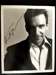RALPH FIENNES - POPULAR ACTOR - HARRY POTTER - EXCELLENT SIGNED PHOTO - Bild 1 von 1