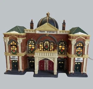 VINTAGE HOLIDAY TIME TRAIN STATION 2005 VICTORIAN COLLECTION CHRISTMAS VILLAGE - Bild 1 von 13