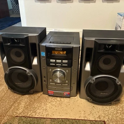 Sony HCD-EC70 Stereo System 3-Disc CD AM/FM (WORKS except TAPE) No Remote - Image 1 of 4