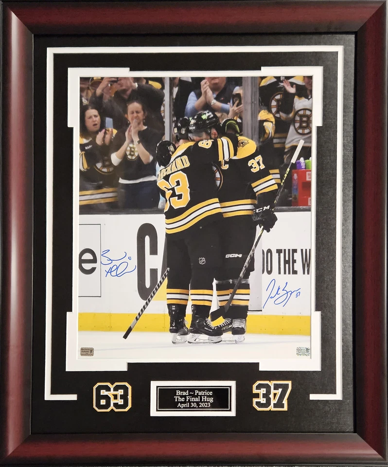 Foto firmada por Patrice Bergeron Brad Marchand abrazo final 16x20 Boston Bruins Foto 1 de 1
