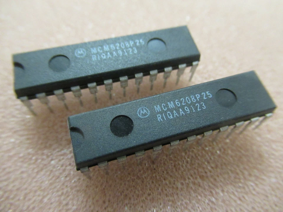 2 x MCM6208P25 MOTOROLA IC DIP24 SRAM 256K 64K x 4 MCM6208P-25 MCM6208 UKINSTOCK - Image 1 of 1