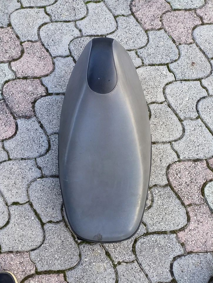 SELLA SEDILE GILERA STALKER 50 ULTIMO PEZZO (CILINDRETTO DA SOSTITUIRE )  - Immagine 1 di 4