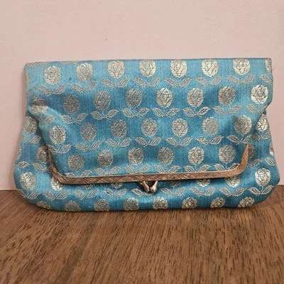 复古折叠蓝绿色和金色锦缎手拿包带银色扣环信封 — 第 1/4 张图片