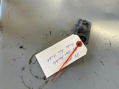 GEO METRO 1989-1994 **TRASERO** SOPORTE LÍNEA FRENO NUDILLO LADO PASAJERO DERECHO Foto 1 de 4