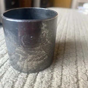 Antiguo anillo de servilleta con patrón de rosa plateado - Imagen 1 de 7