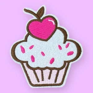 LINDA PLANCHA PARA CUPCAKES CORAZÓN CEREZA ROSA EN PARCHE 3.25" X 2.9" - Imagen 1 de 3