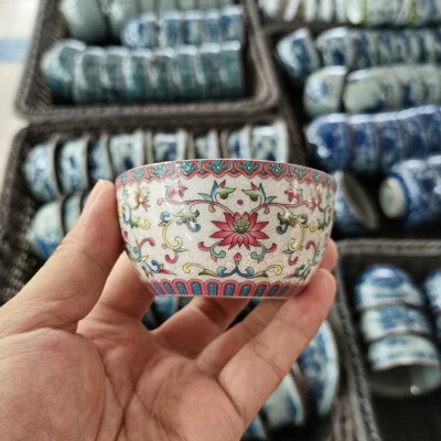 Taza de té china con patrón de loto de porcelana esmaltada blanca de 3,0 pulgadas Foto 1 de 4