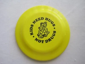 Frisbee Kids Need Hugs Not Drugs Vintage Kunststoff Flugscheibe gelb/letzte - Bild 1 von 2