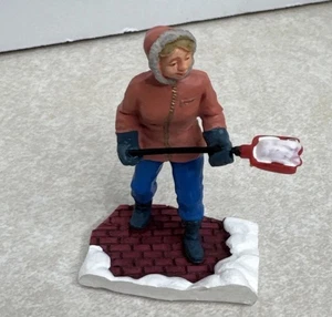 Lemax 1999 Femmina Sgombero Un Sentiero Villaggio Neve Collezione 92344 Ritirato LE15 - Foto 1 di 9