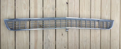 Chevrolet Corvette C2 1966-1967 parrilla exterior delantera pieza OEM 3875746 Foto 1 de 4