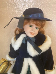 MUÑECA PELIRROJA DE PORCELANA Y CUERPO BLANDO KATIE EN TERCIOPELO AZUL Abrigo y PIEL BLANCA - Imagen 1 de 3