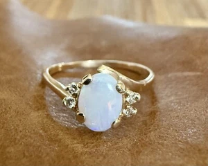 Anillo vintage de piedra de ópalo y diamantes de oro amarillo de 14 K de NELSENS JEWELRY talla 8,5 - Imagen 1 de 18