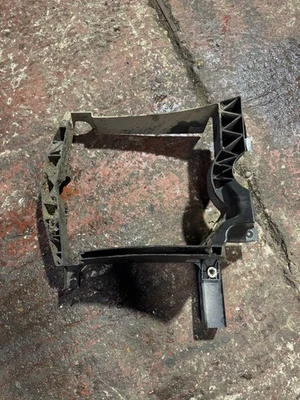 LAND ROVER L462  RADIATOR LEFT SIDE REARWARD AIR DEFLECTOR CPLA-9Y475-AC - Image 1 of 3