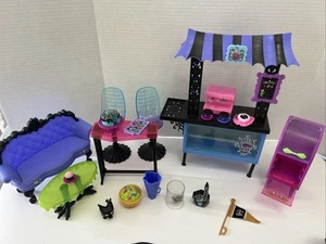 2022 Mattel Monster High - Coffin Bean Doll Playset w/Accessories! - Picture 1 of 13