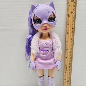 Bambola viola Salice viola Rainbow High con costume palla vestito gatto - articolata - Foto 1 di 6